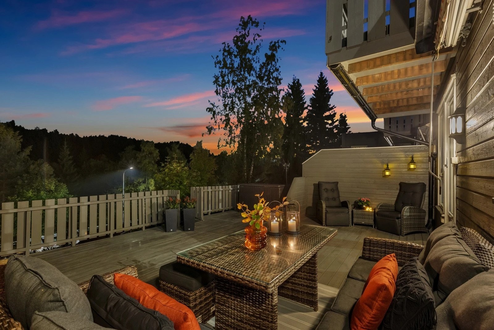 Noen slitne terrassebord ble byttet senest i september 2025 og har generelt blitt godt vedlikeholdt. Galleribilde