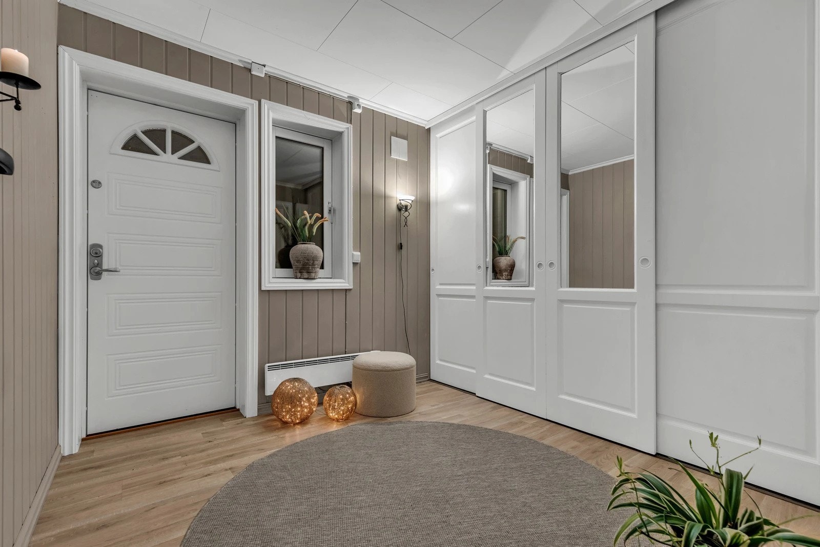 Romslig entre med godt med skapplass. Galleribilde