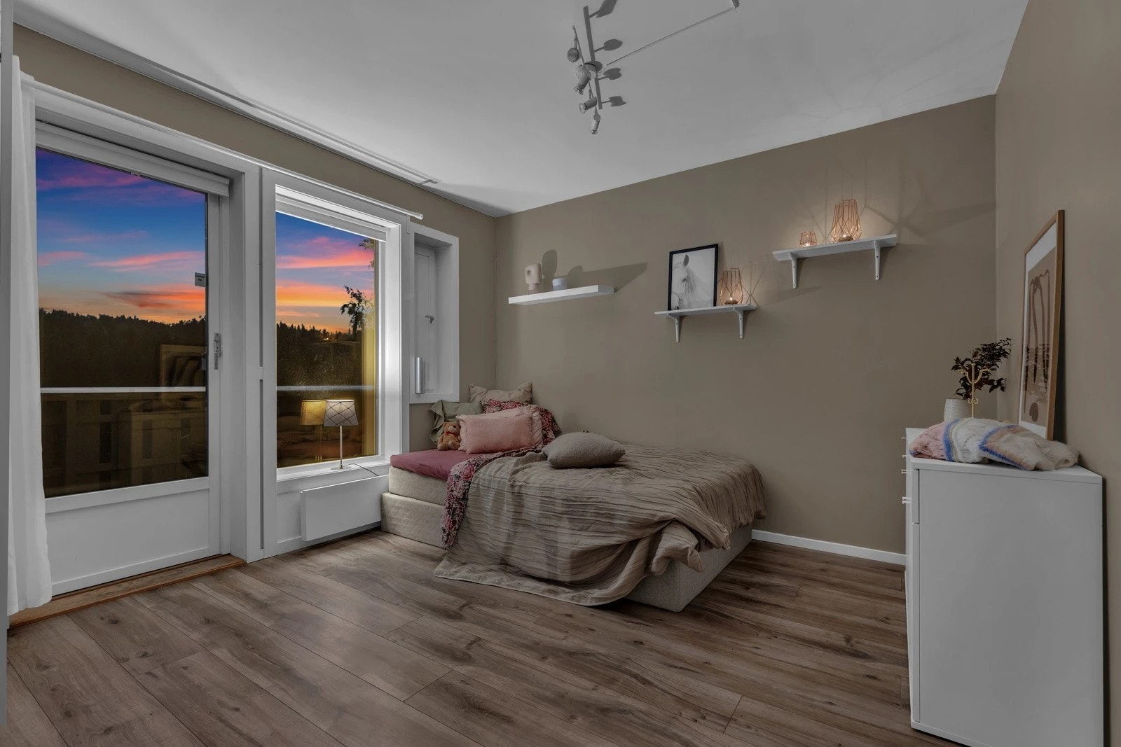 Soverom 2 med utgang til luftebalkong. Galleribilde