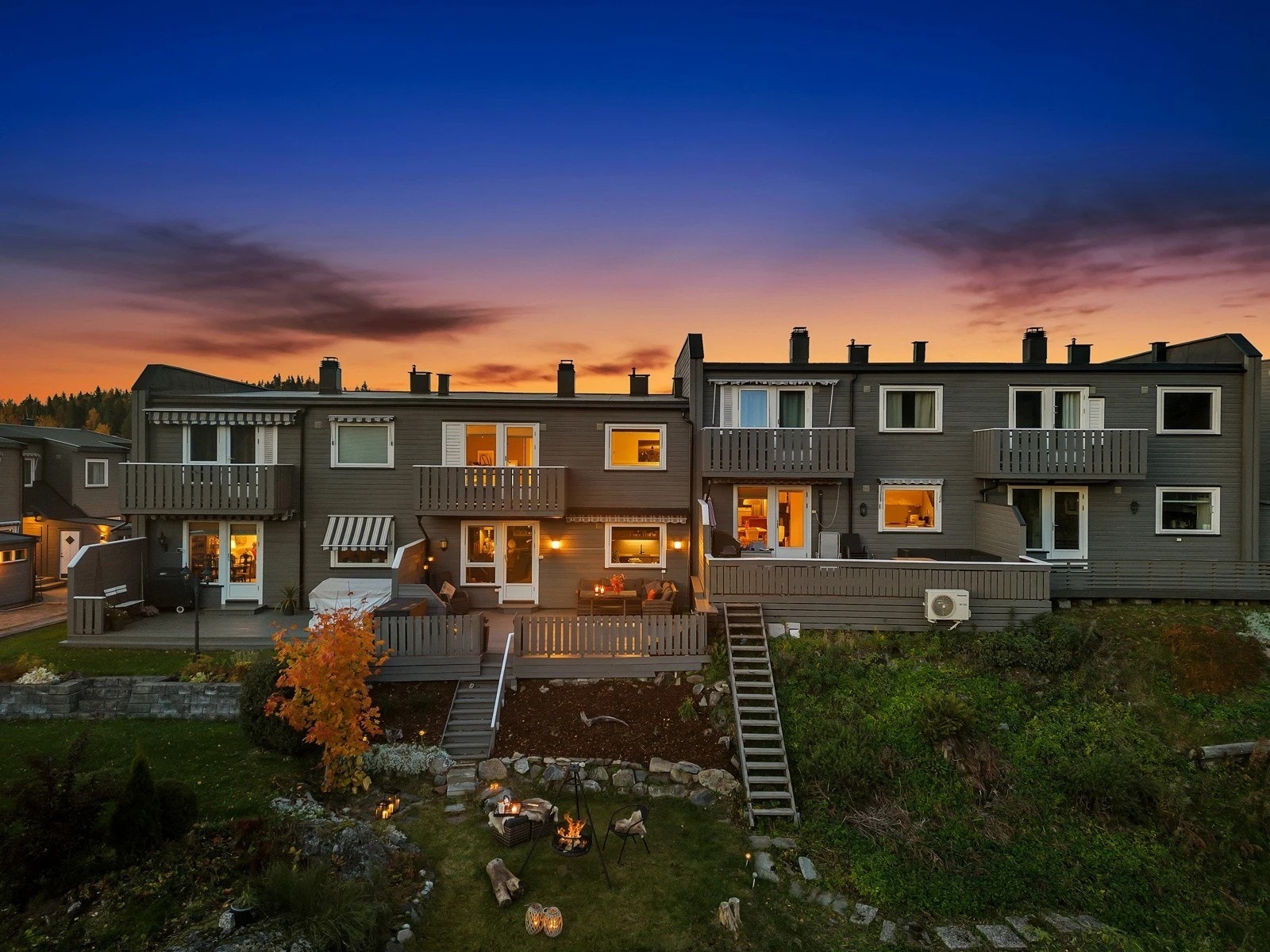 Rekkehuset strekker seg over to plan og har en god intern beliggenhet. Boligen inneholder bl. annet to bad, tre soverom og flere terrasser/balkonger. Galleribilde