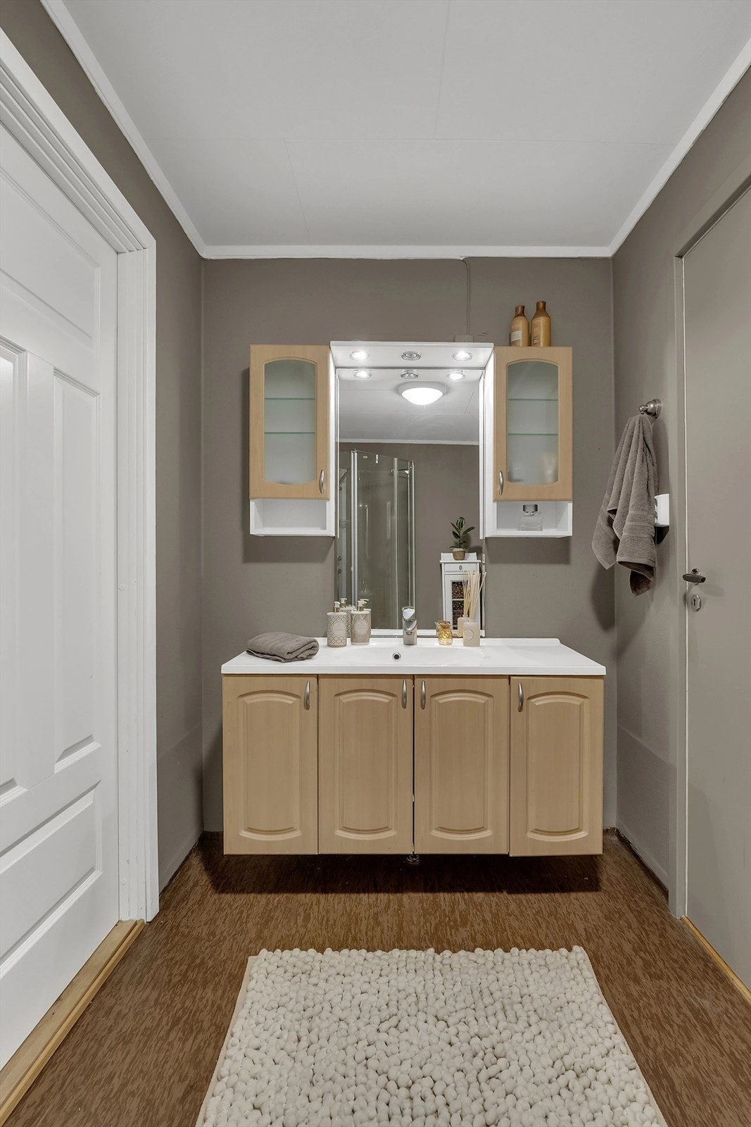 Det er innredet med toalett, dusjkabinett i herdet glass og servant med oppbevaringsskap. Galleribilde