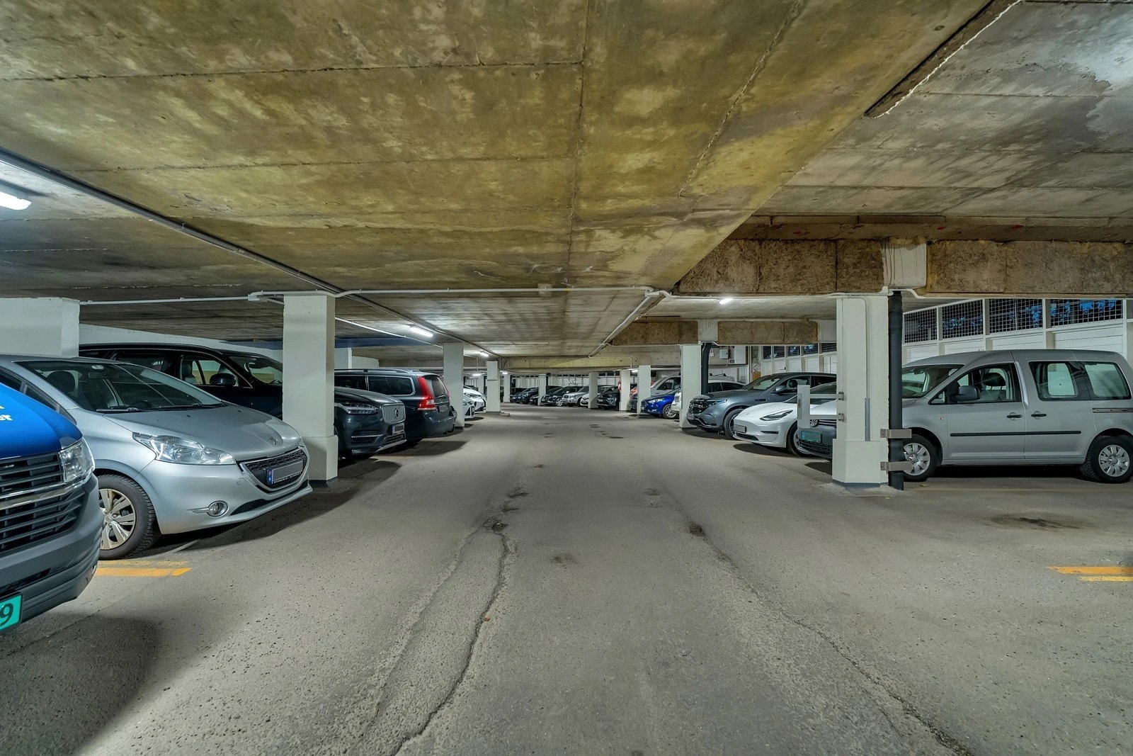 Parkering i garasjeanlegg. Galleribilde