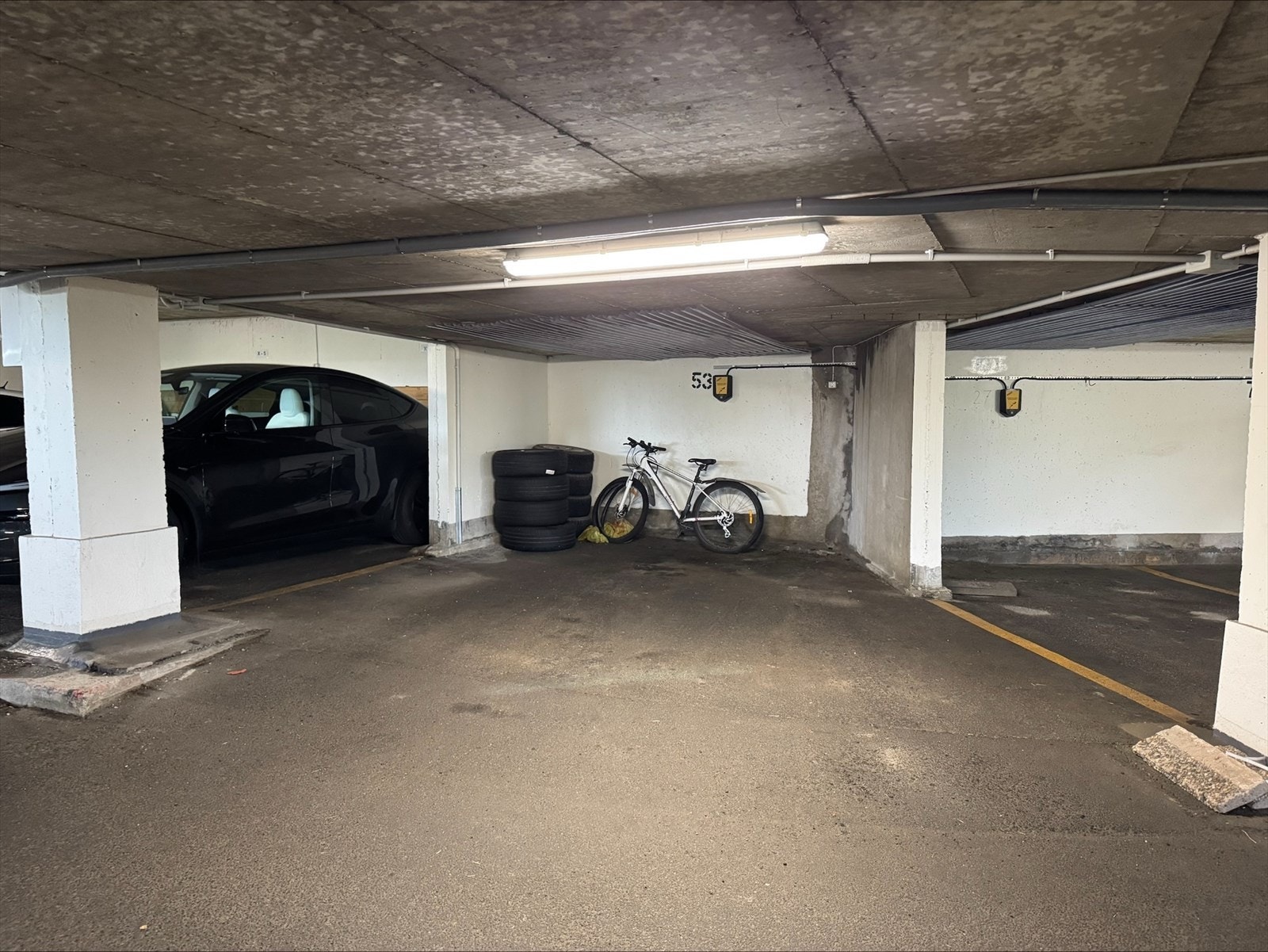 Det disponeres ekstra bred parkeringsplass. Det er lagt opp til tilkobling/montering av ladepunkt til elbil (privat bilde) Galleribilde