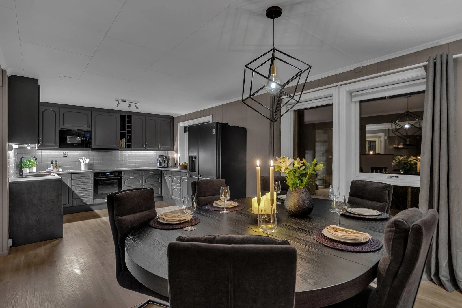 Spisebordet har sin naturlige plasser i forbindelse med kjøkkenet og mot utsikten mot terrassen og skogen. Galleribilde