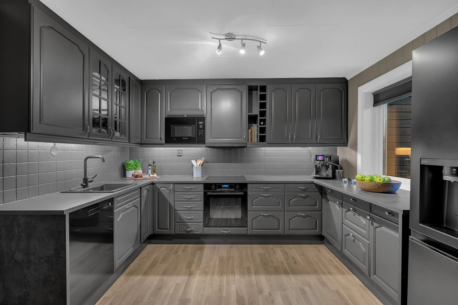 Kjøkkenet har integrerte hvitevarer ( med unntak av kjøleskap ) og har en moderne grå farge. Det ble delvis oppgradert i 2021/2022 Galleribilde