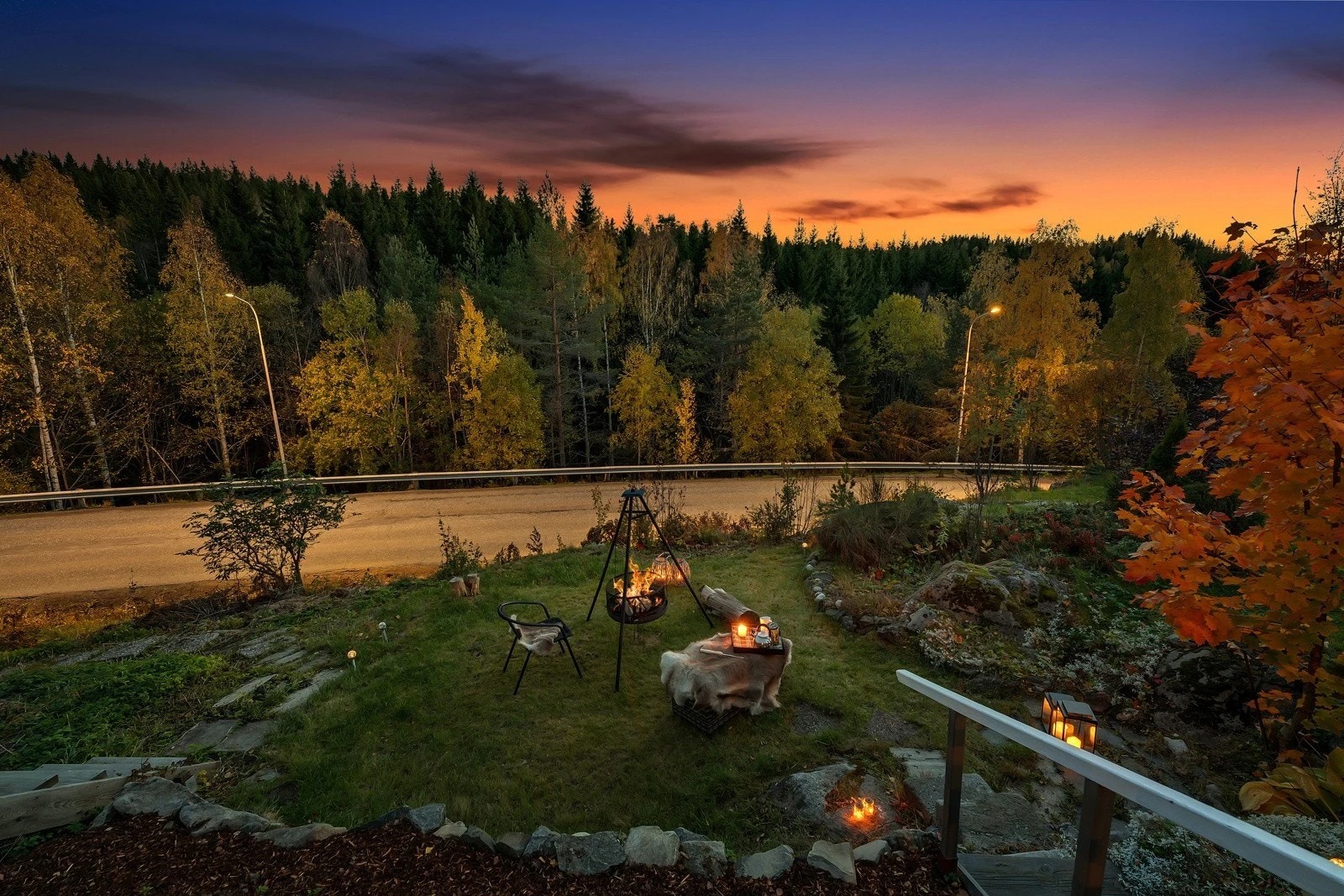 Fra terrassen er det adkomst ned til hageområdet (en del av fellesområdet til Borettslaget), som har blitt disponert av dagens eier. Galleribilde