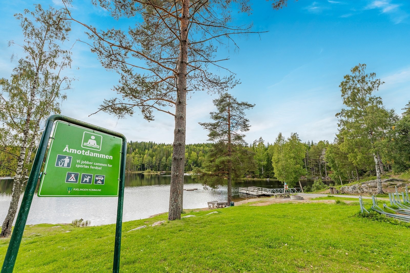 Åmotdammen ligger i Østmarka, på grensa mellom Lørenskog og Rælingen, og er en populær badeplass. Populær destinasjon for friluftsfolk! Galleribilde