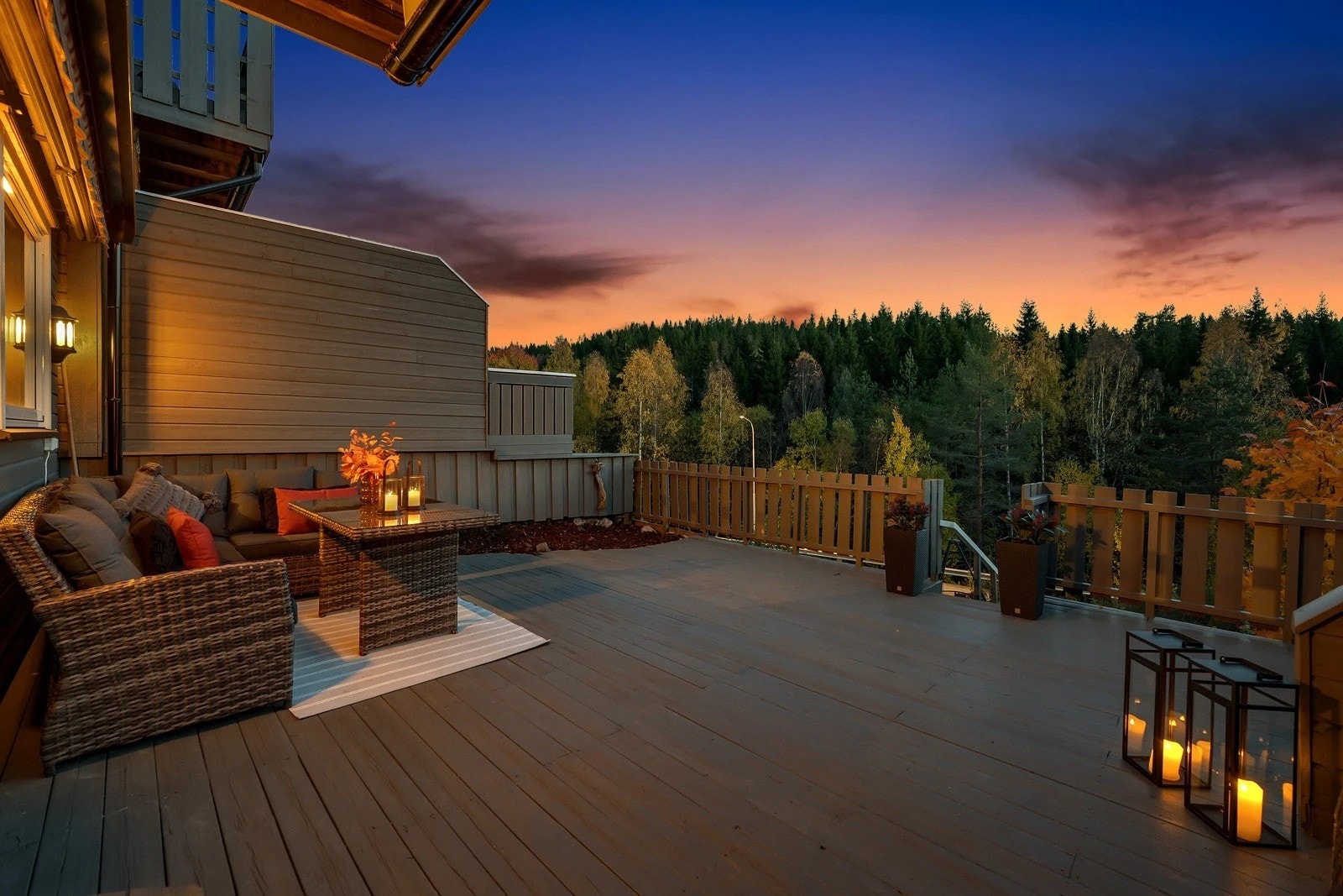 Terrassen er sydvestvendt og har gode solforhold. I tillegg er det flott utsikt ut mot marka. Galleribilde