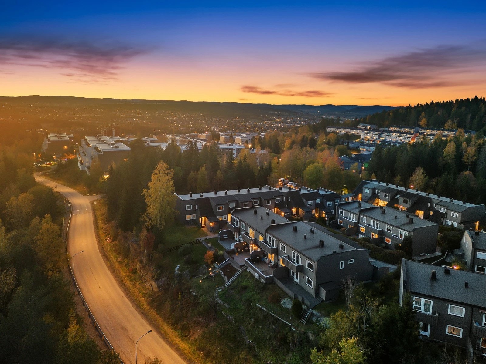 Rekkehuset ligger i et populært og barnevennlig boligområde i Blystadlia i Rælingen kommune. Blystadlia har barneskole, to barnehager, matbutikk og hyppige bussavganger. Galleribilde