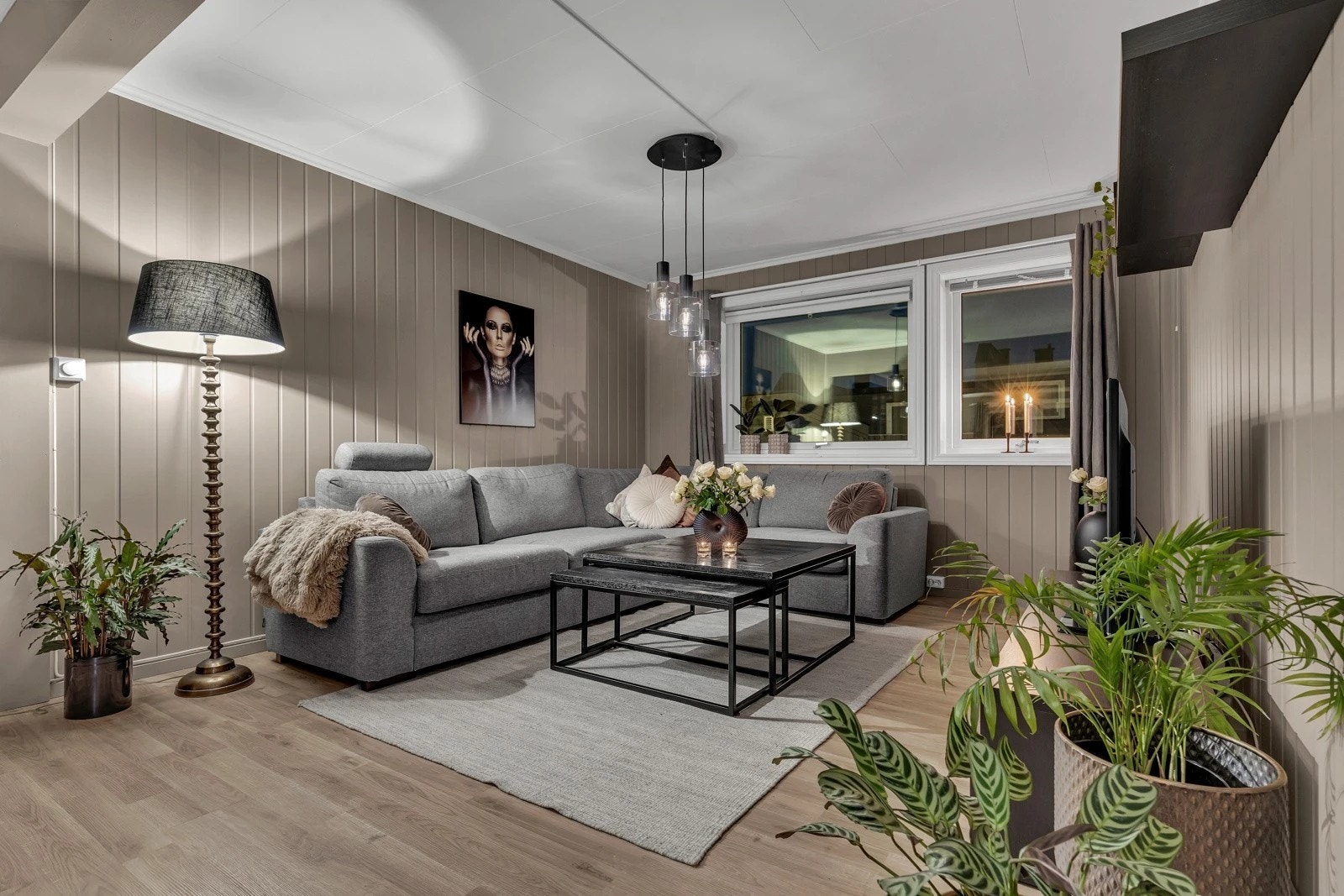 Koselig sofakrok med god plass til sofa, sofabord, tv og div. mediemøblement. Galleribilde