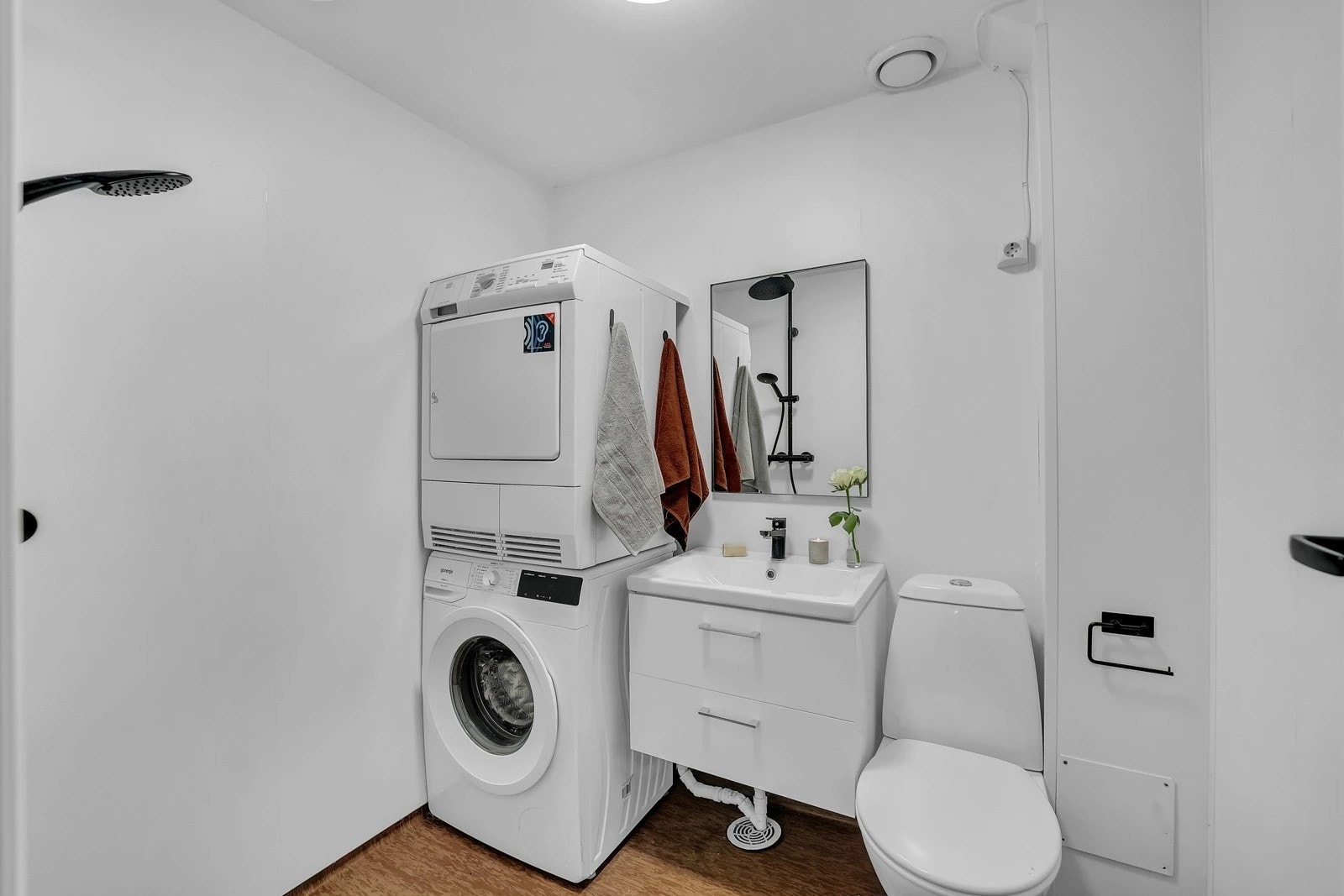 Bad- og vaskerom i hovedetasjen. Badet har blitt oppgradert i 2021 med nyere innredning , dusj og baderomsplater. Galleribilde