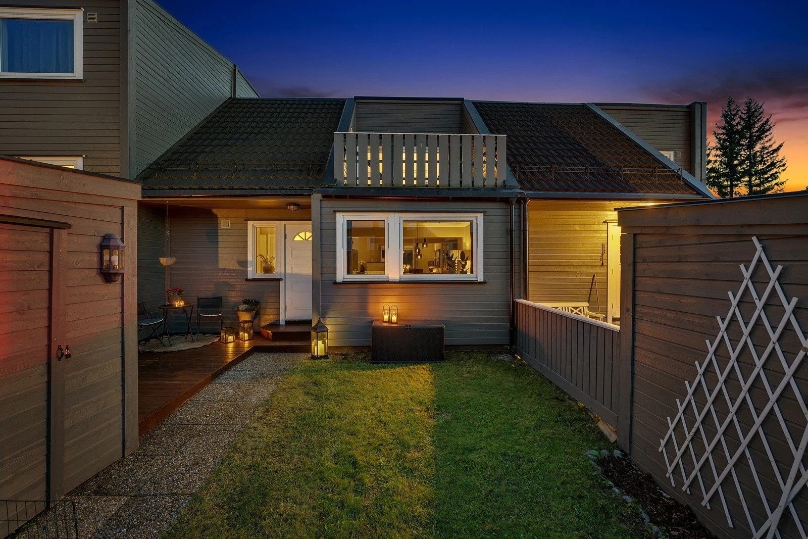 Koselig adkomst med markterrasse, gressplen og utvendig bod med masse lagringsplass. Galleribilde