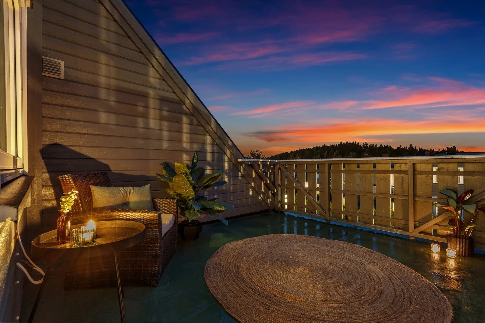 Balkong med flott ettermiddag/kveldssol med utgang fra soverom 3. Galleribilde