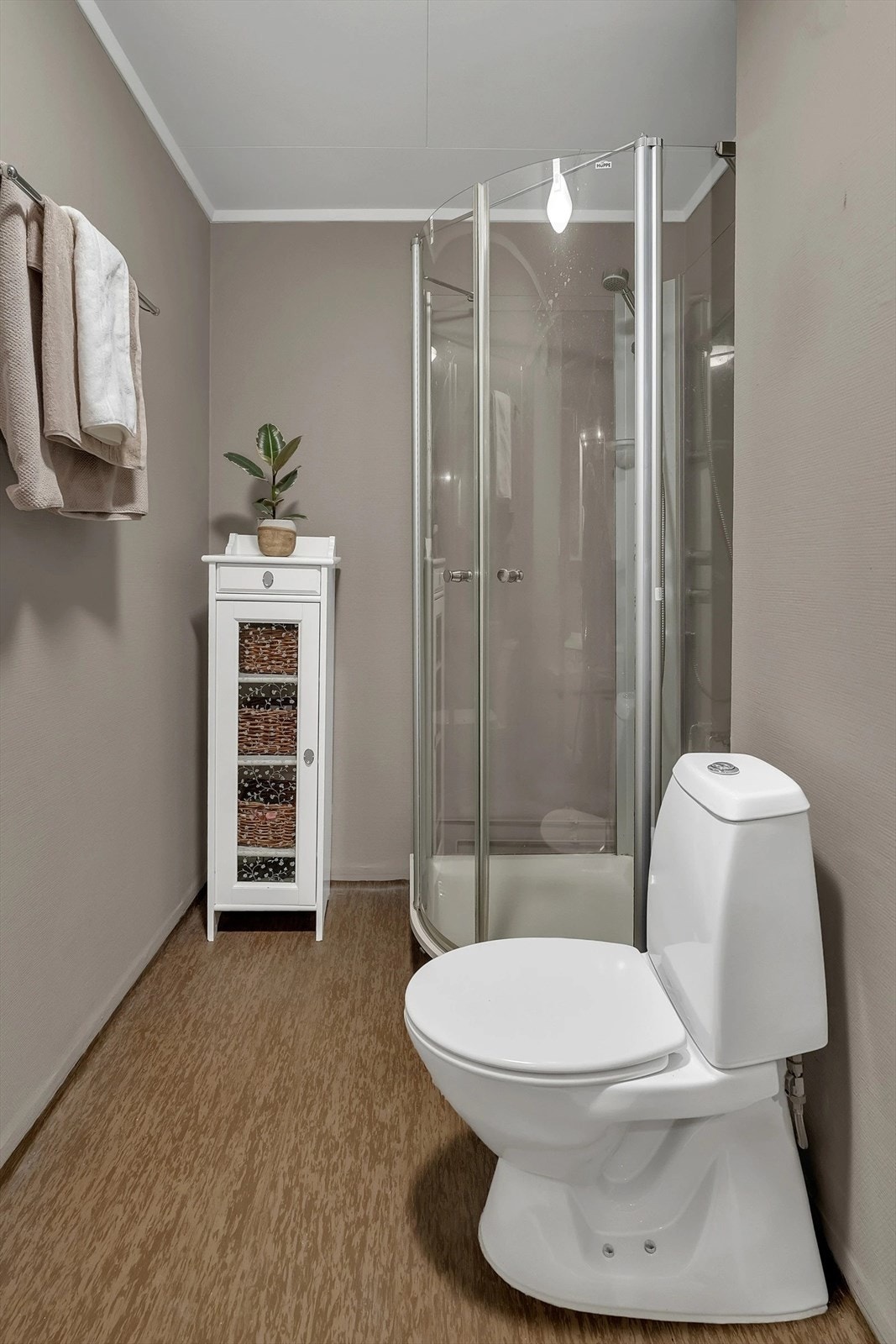 Badet har belegg på gulvet og malte vegger. Galleribilde