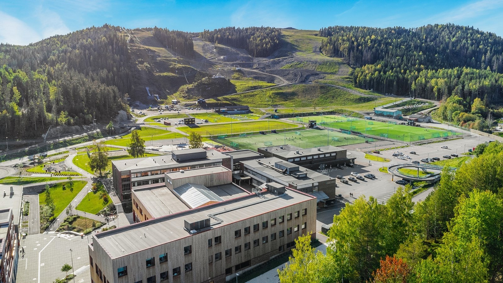 Marikollen idrettsanlegg med ski in/ski out fra Blystadlia på vinterstid. Galleribilde