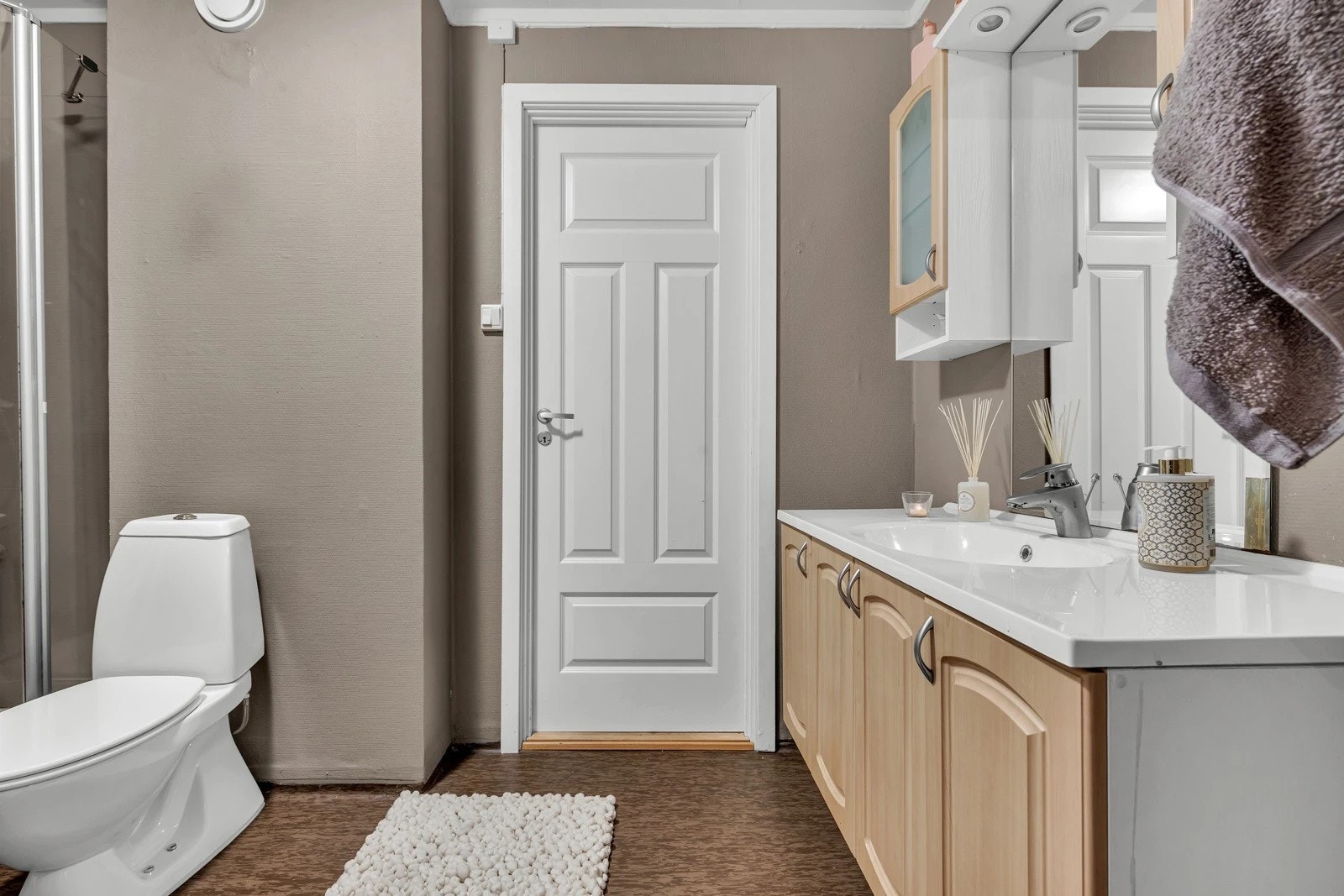 Badet i andre etasje er fullt funksjonelt, men kan ha behov for fornying. Galleribilde