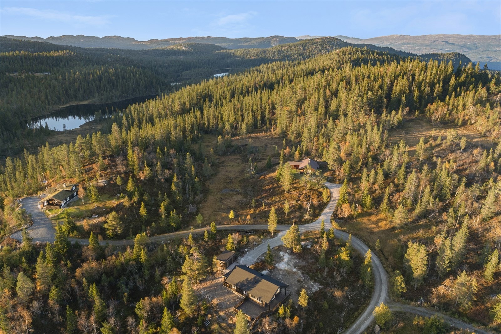 Ca. 40 minutter til Eggedal sentrum med butikker, café, bensinstasjon og turistinformasjon. Omtrent 2,5 time fra Oslo. Galleribilde