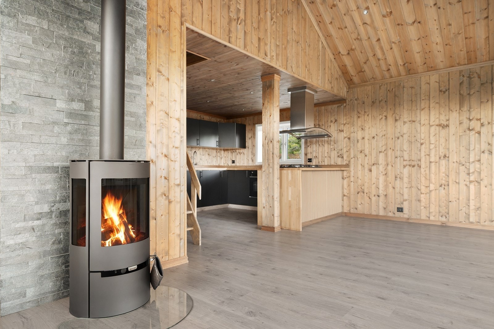 Vedovn med skiferkledd brannmur gir både varme og ekte hyttestemning på kalde dager. Galleribilde