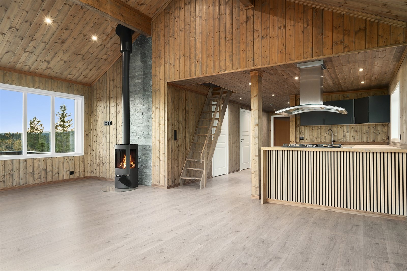 Lun og innbydende stue med beiset trepanel og store vindusflater som slipper inn godt med lys. Galleribilde