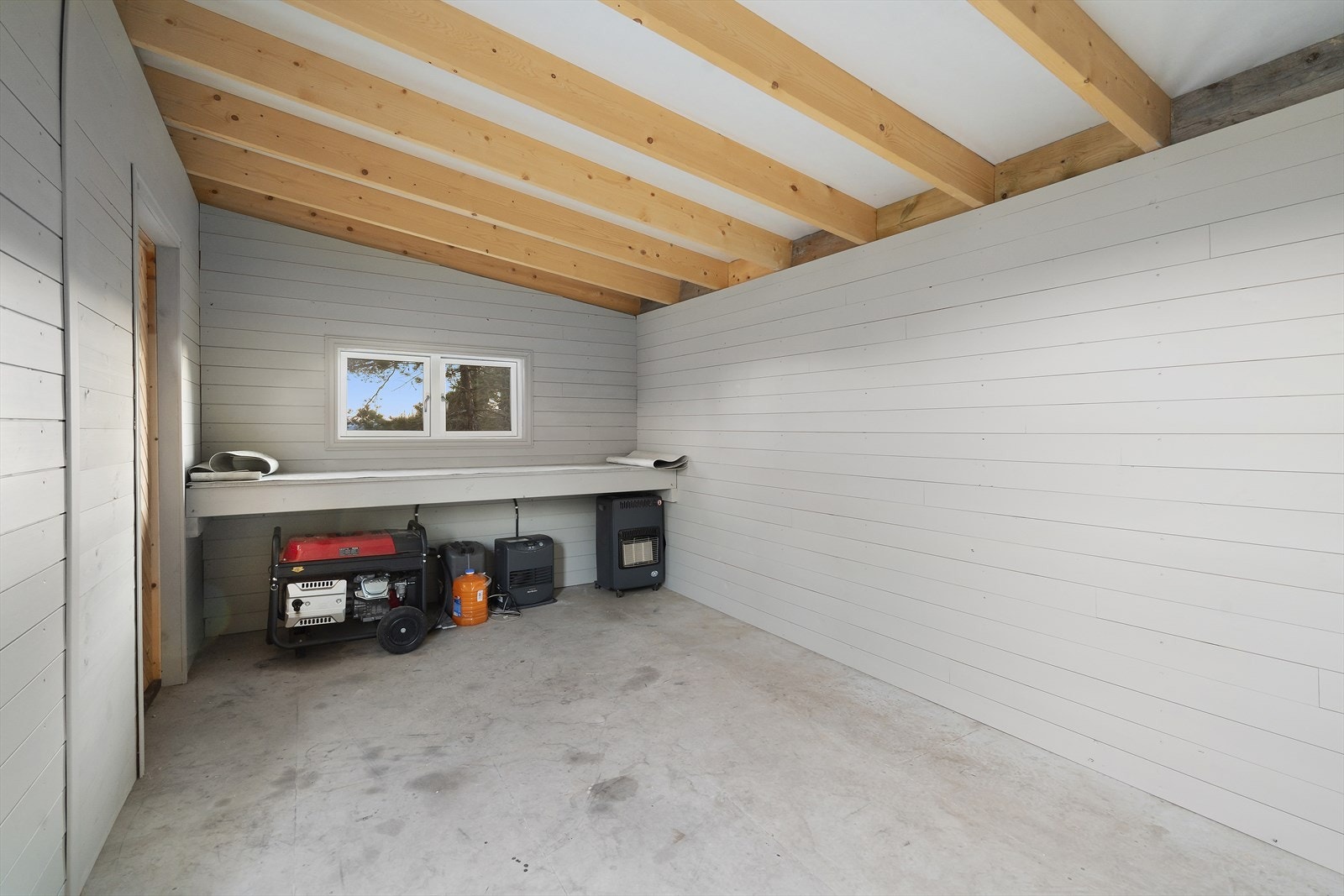 Isolert og kledd bod med god plass til oppbevaring av skiutstyr, verktøy og sesongutstyr. Galleribilde