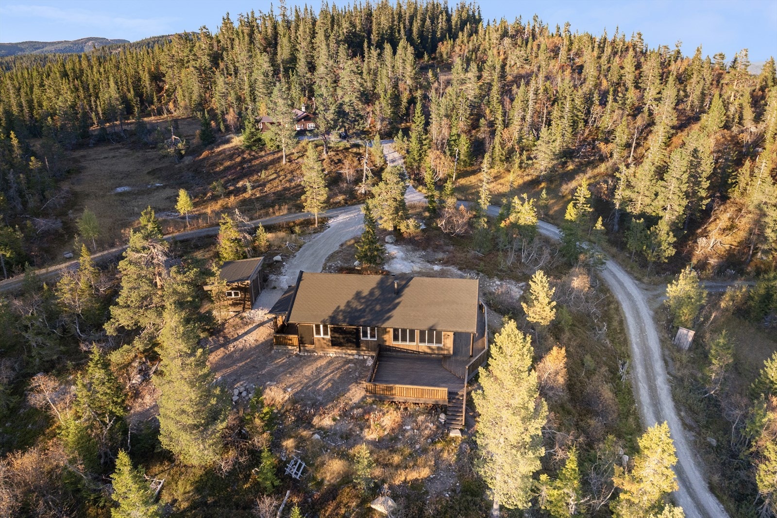 God parkeringsplass på egen tomt med gruslagt underlag. Galleribilde