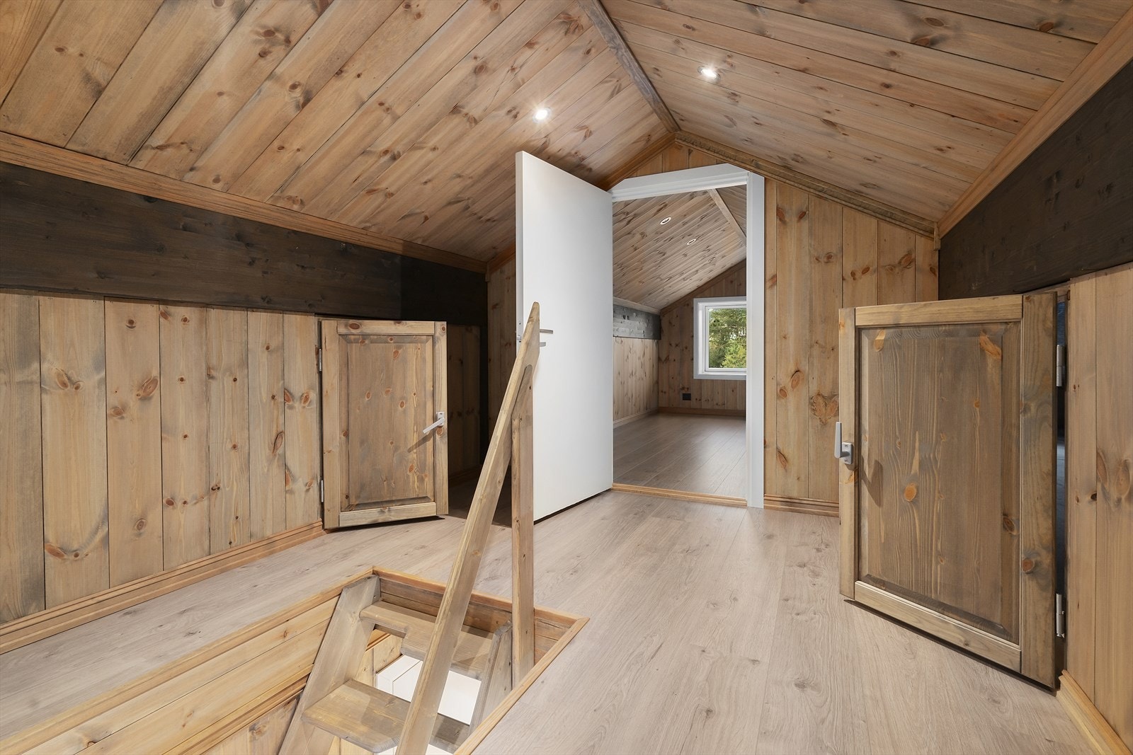 Et lunt og hyggelig sted for overnattingsgjester eller barn som vil ha sitt eget krypinn, her er det også ekstra oppbevaring. Galleribilde