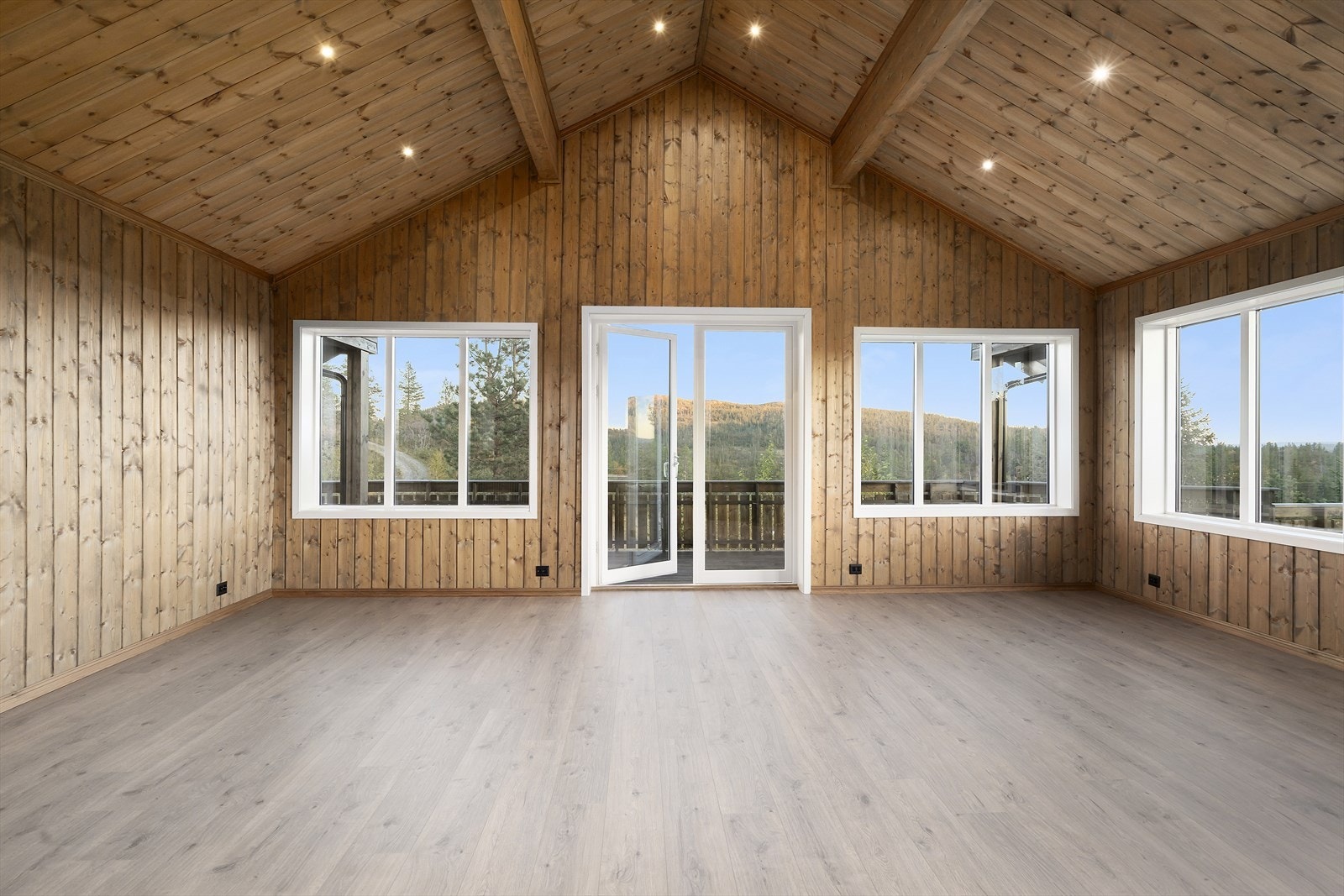 Fra stuen er det utgang til den store terrassen hvor solen kan nytes store deler av dagen. Galleribilde