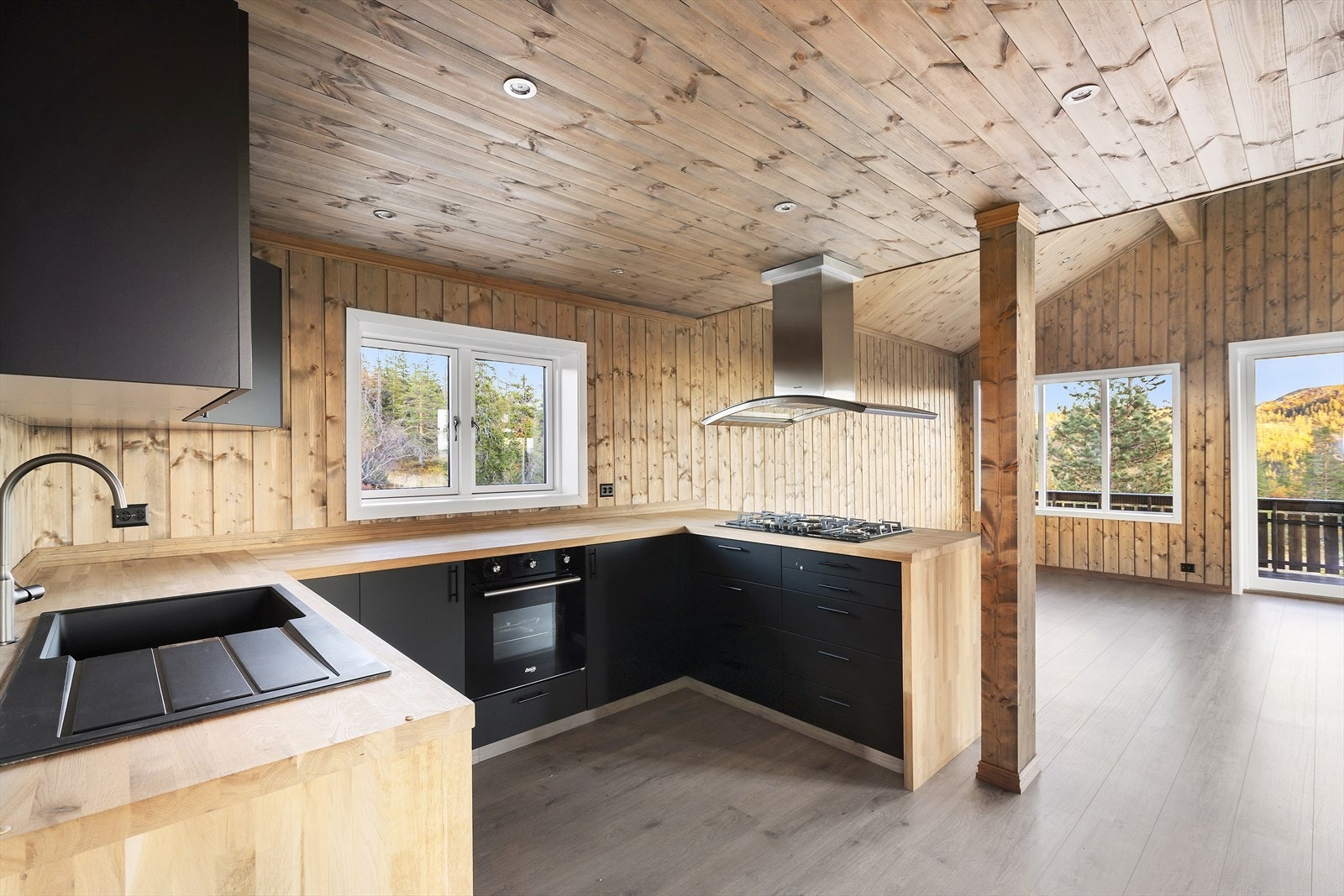 Kjøkkenet har gassfyrt platetopp og stekeovn, samt takhengt ventilator med avtrekk ut over tak. Galleribilde