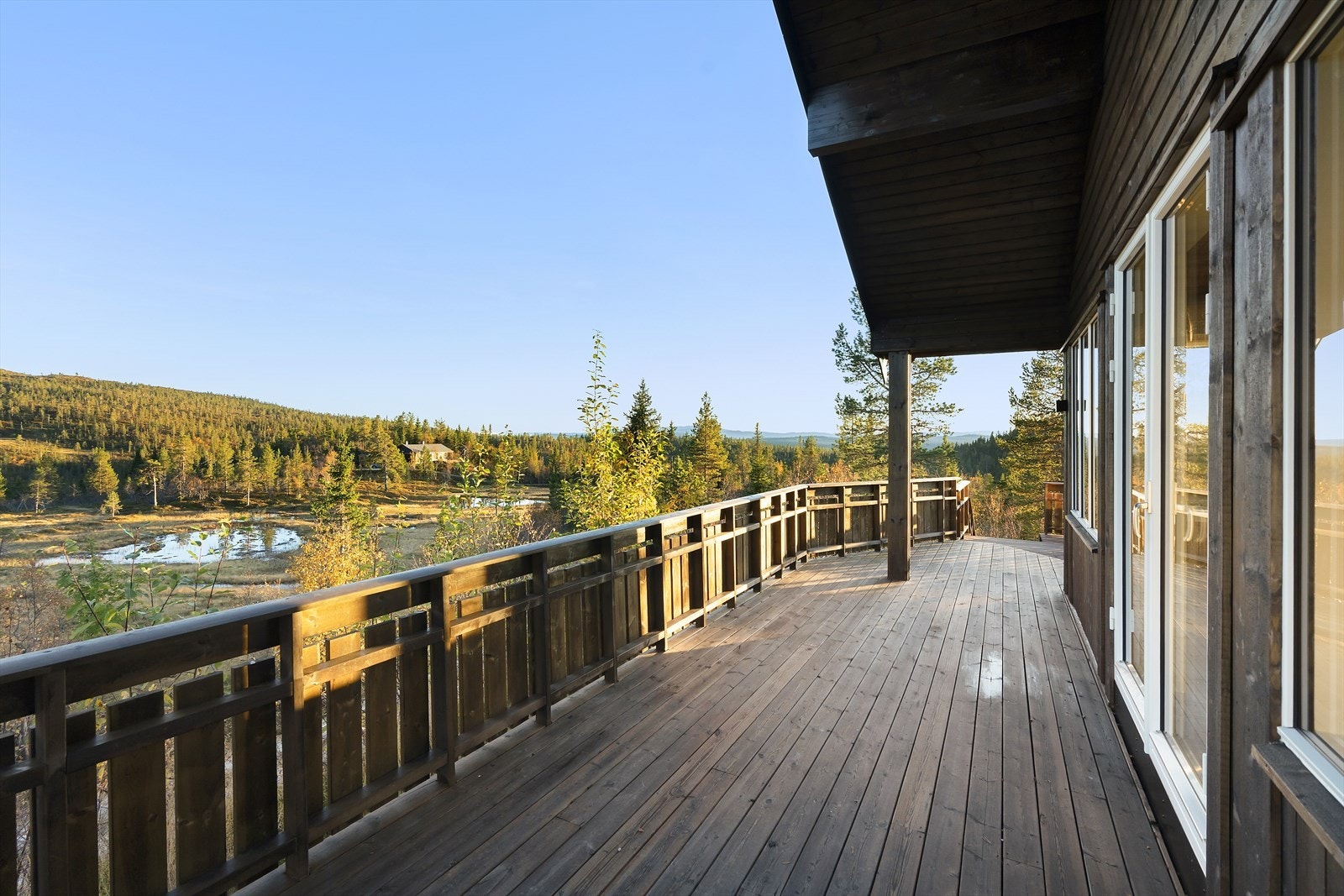 Hytta har en stor sørvestvendt terrasse som strekker seg rundt veggen og gir gode solforhold hele dagen. Galleribilde