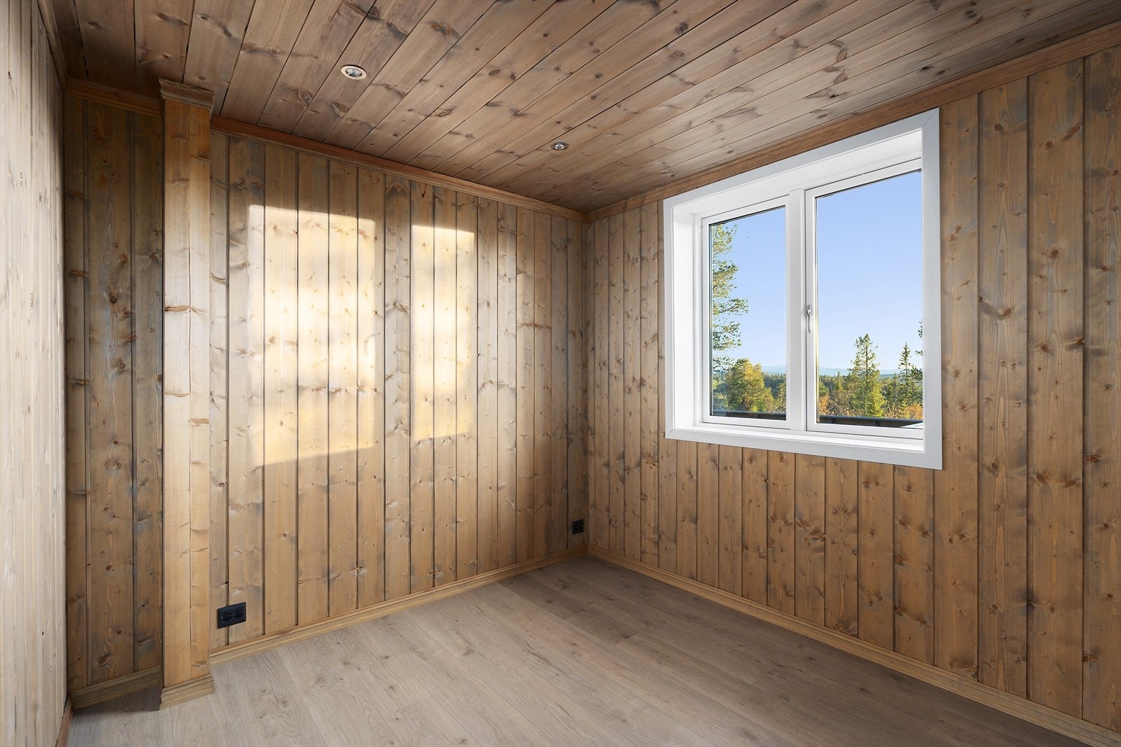 Trivelige soverom med vindu som slipper inn godt med dagslys og utsikt mot naturen utenfor. Galleribilde