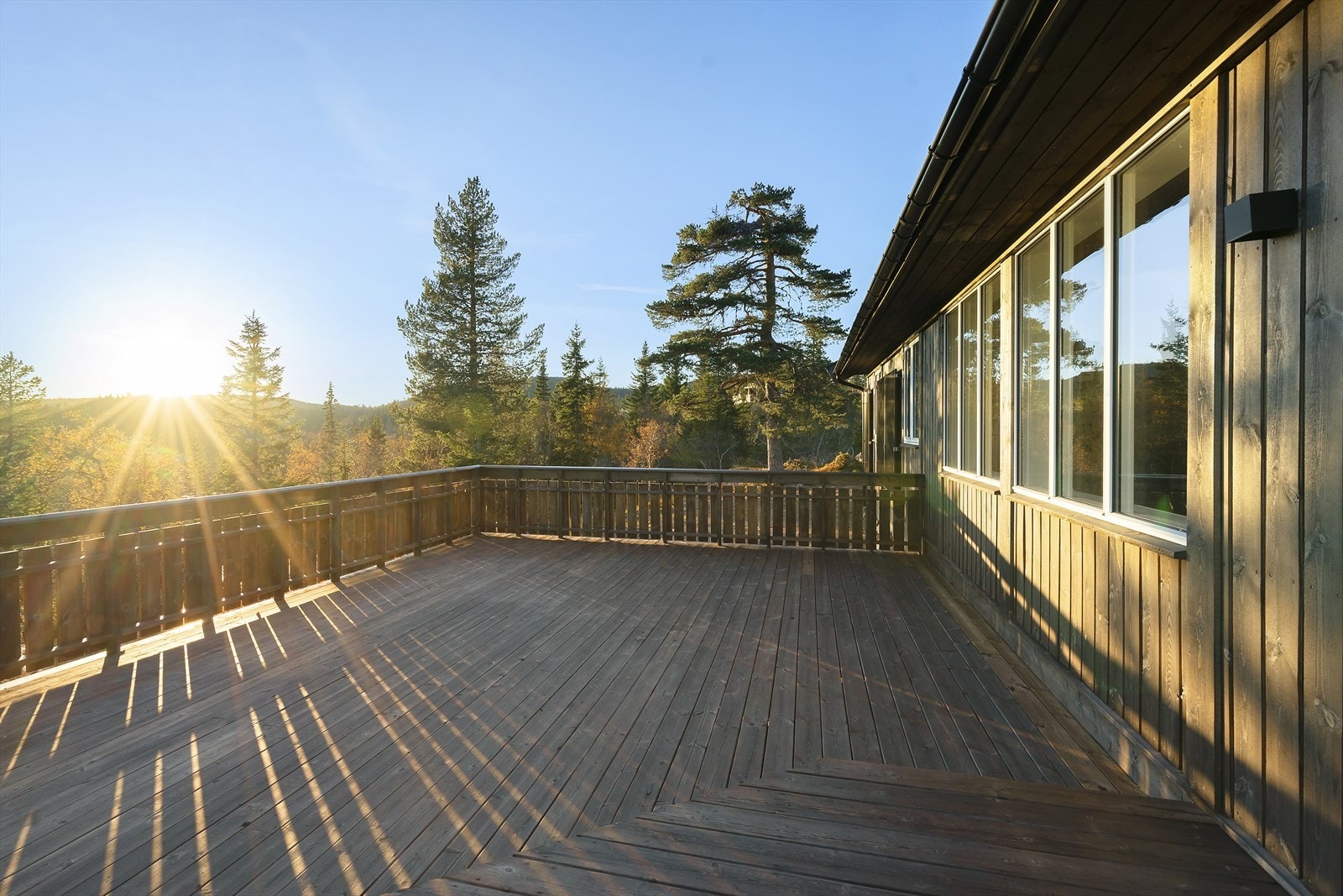 På terrassen er det lagt til rette for hyggelige grillmåltider og lange sommerkvelder. Galleribilde