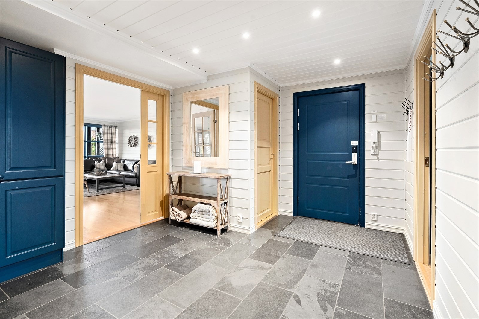 Velkommen inn, praktisk entré med varmekabler i gulvet og plass til yttertøy. Parkeringsplass i kjeller, med mulighet for elbillader. Galleribilde