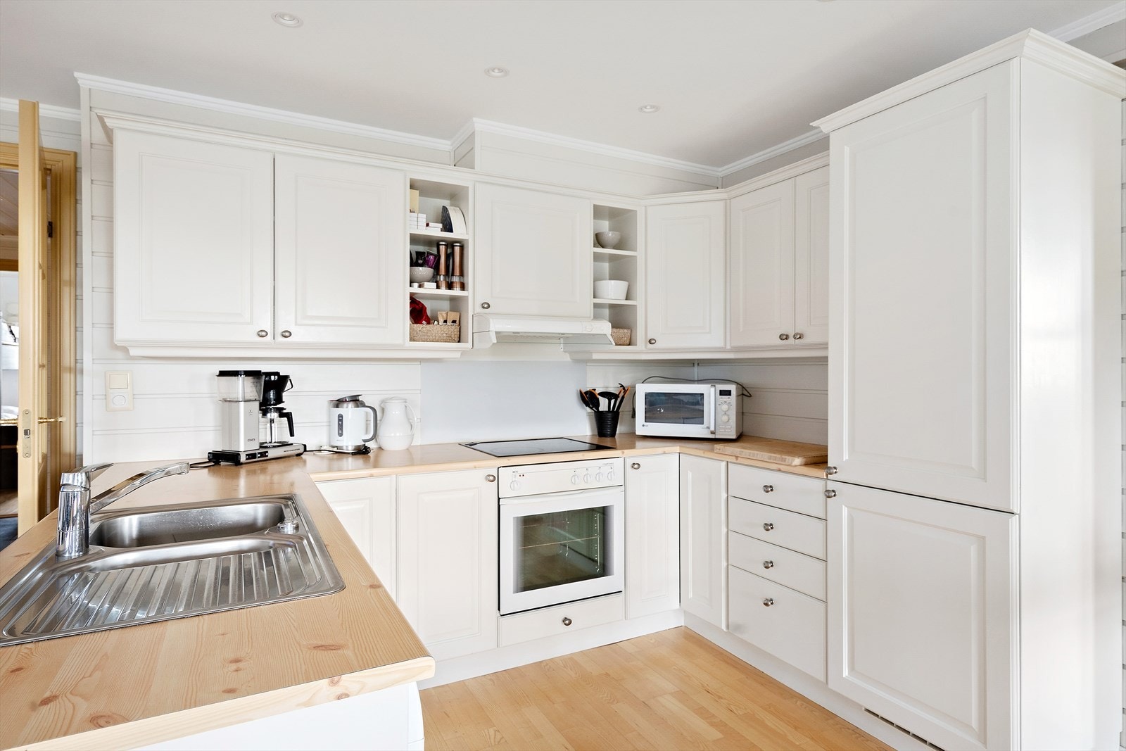 Integrerte hvitevarer følger med, alt du trenger for en enkel og hyggelig hyttemiddag. Galleribilde