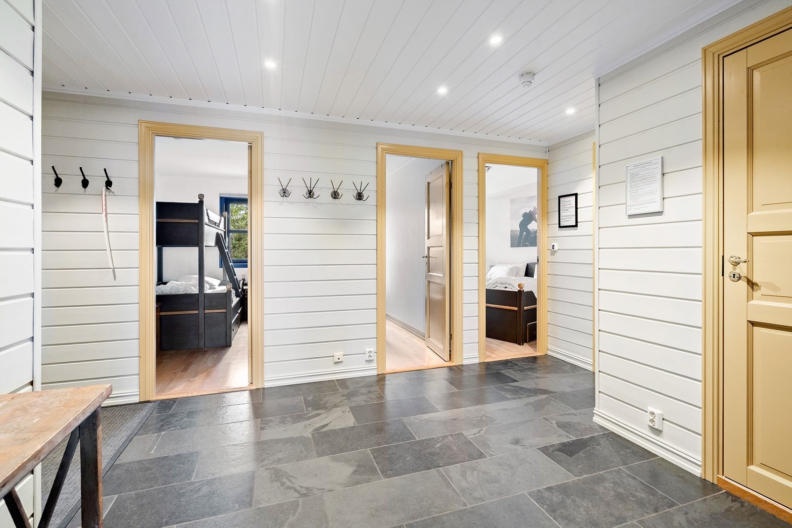 Oppvarming via elektriske varmekabler sørger for en lun start etter kalde skidager. Galleribilde