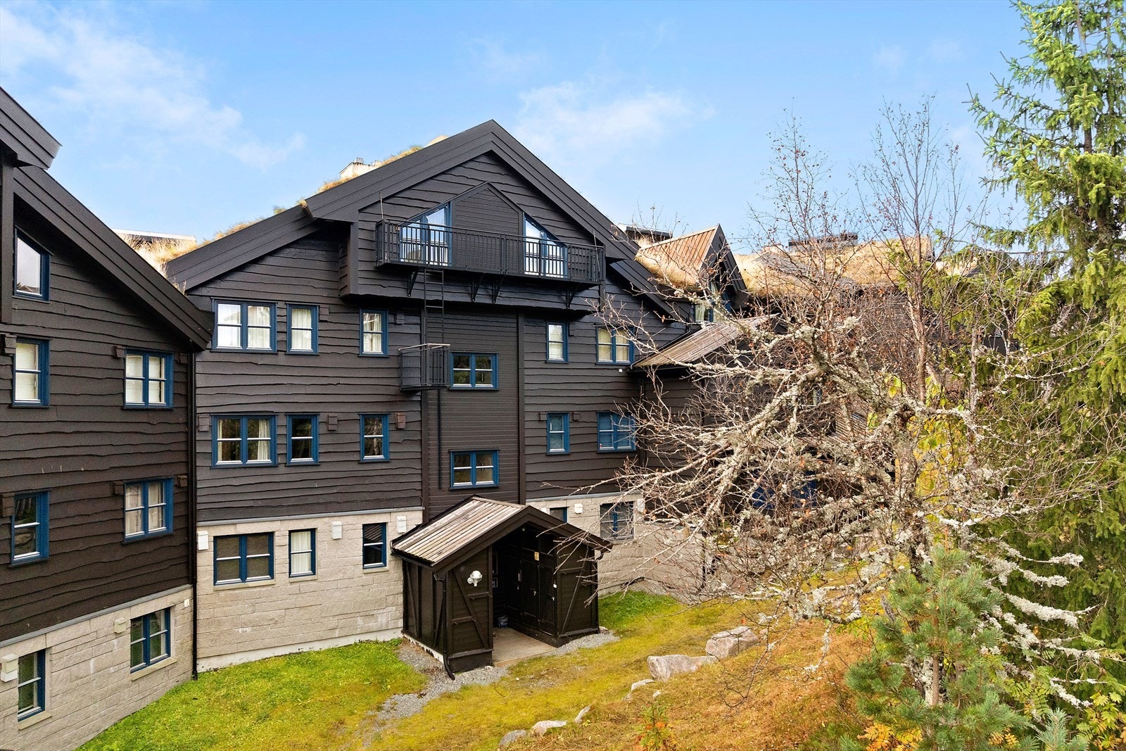 Velstelt fellesområde med god parkering og enkel adkomst. Perfekt som fritidsbolig året rundt. Galleribilde