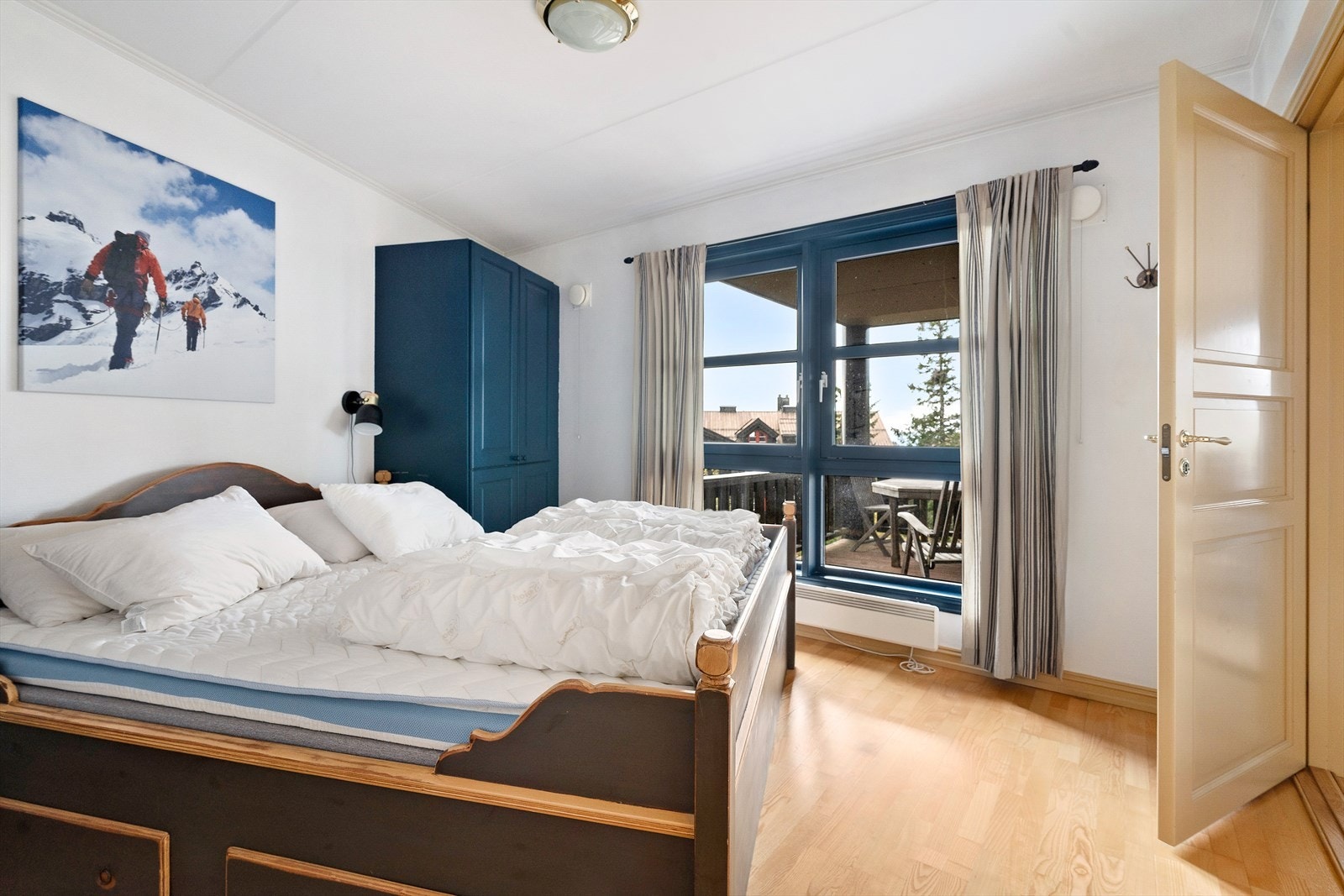 Store vinduer slipper inn godt med dagslys og gir fin utsikt mot naturen utenfor. Galleribilde