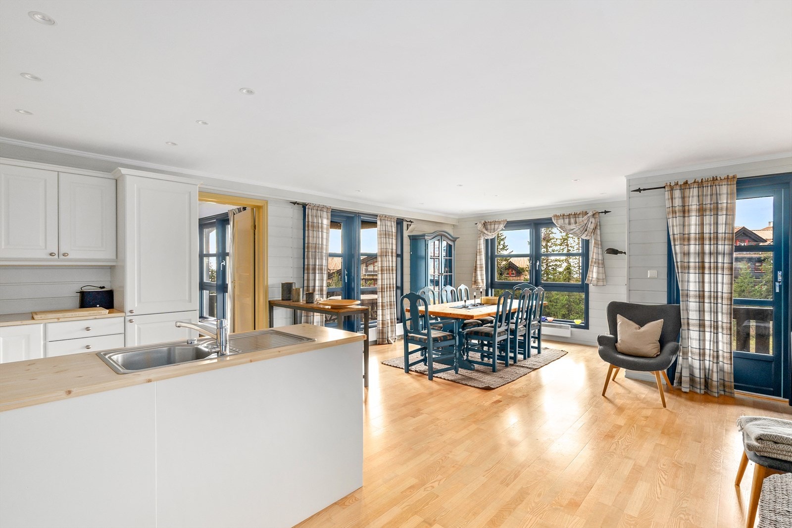 Åpen løsning mot kjøkkenet gir en sosial og innbydende atmosfære. Galleribilde