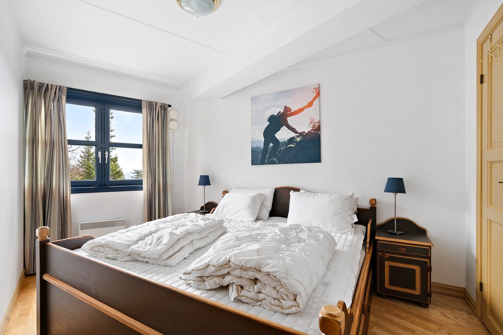 Hovedsoverommet byr på god plass til dobbeltseng og skap, et behagelig sted å trekke seg tilbake. Galleribilde