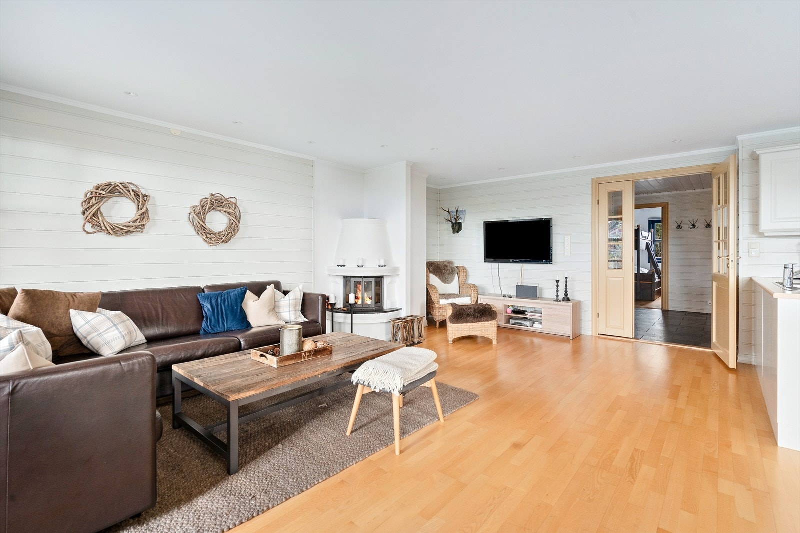 Stuen har god takhøyde og naturlig lys som fremhever romfølelsen. Galleribilde