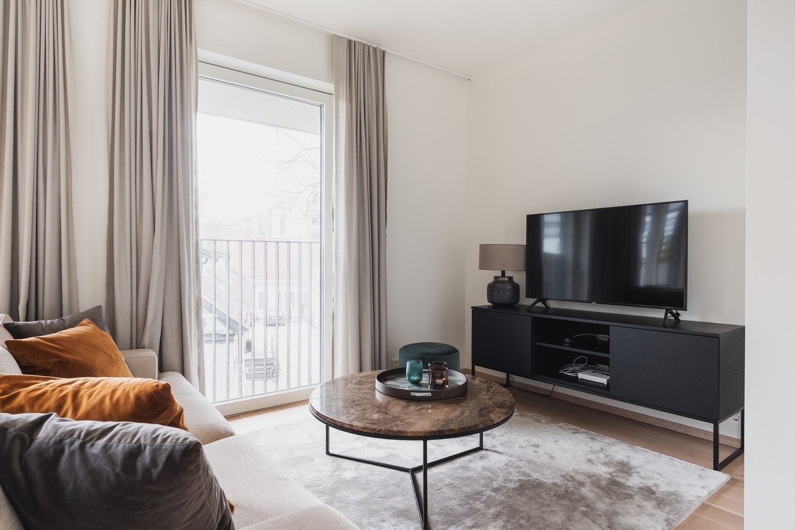 Hyggelig sofakrok. Mulighet for å bygge en mediavegg med bokhyller Galleribilde