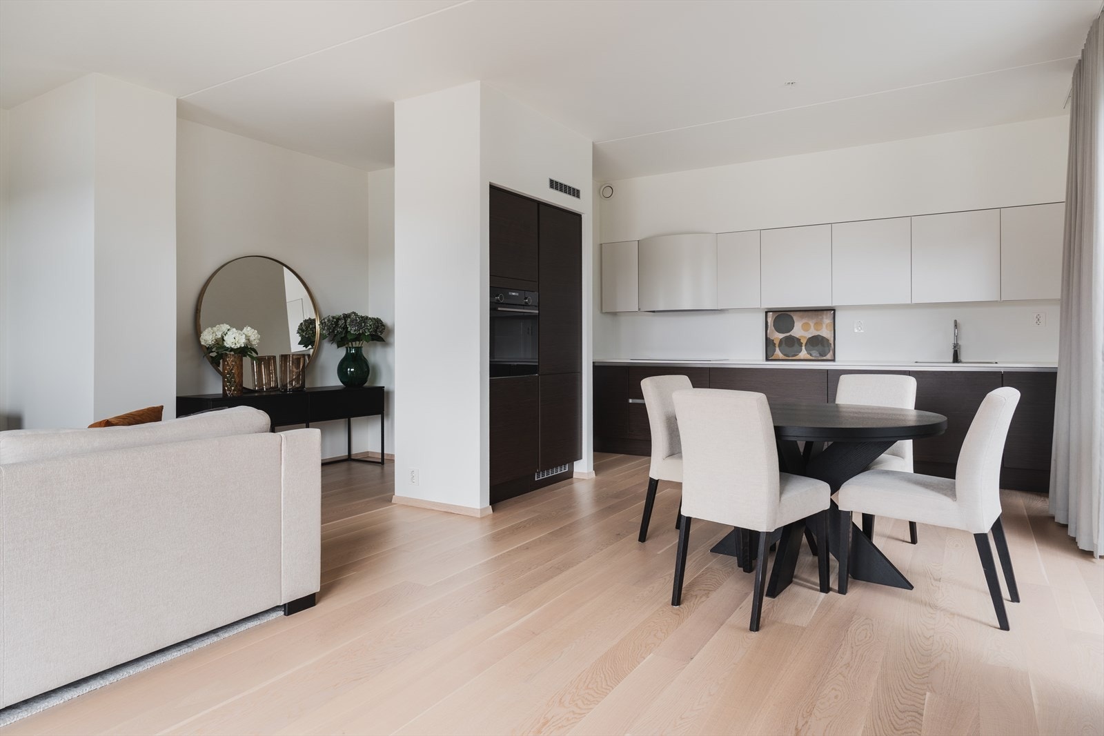 Flott kjøkken med integrerte hvitevarer - Mye benk- og skapplass Galleribilde