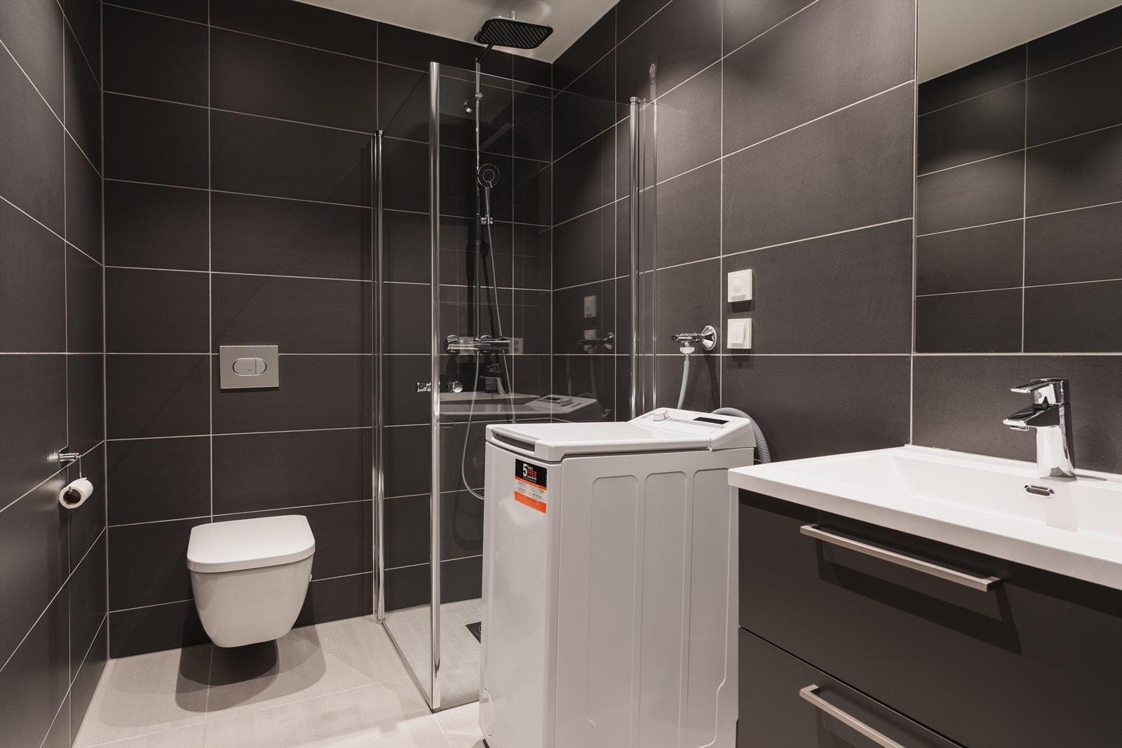 Bad to med opplegg for vaskemaskin. Plass til 60 cm vaskemaskin Galleribilde