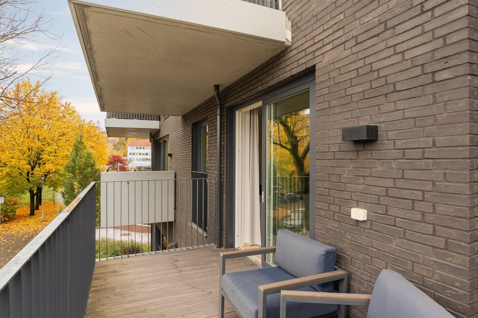 Utgang til hyggelig balkong med fine solforhold Galleribilde