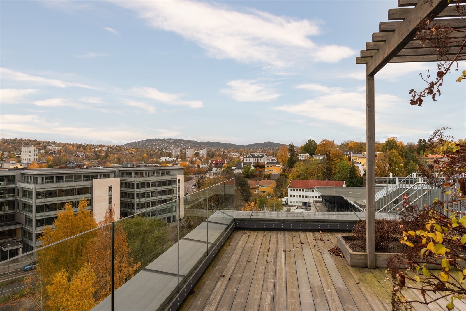 Felles takterrasse med utsikt over byen. Magisk kveldssol Galleribilde
