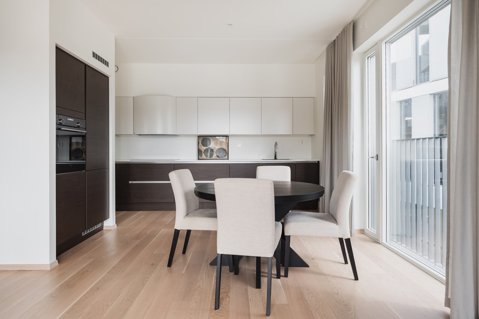 God plass til både rundt og avlangt spisebord. Legg merke til vinduene som strekker seg fra gulv til tak Galleribilde