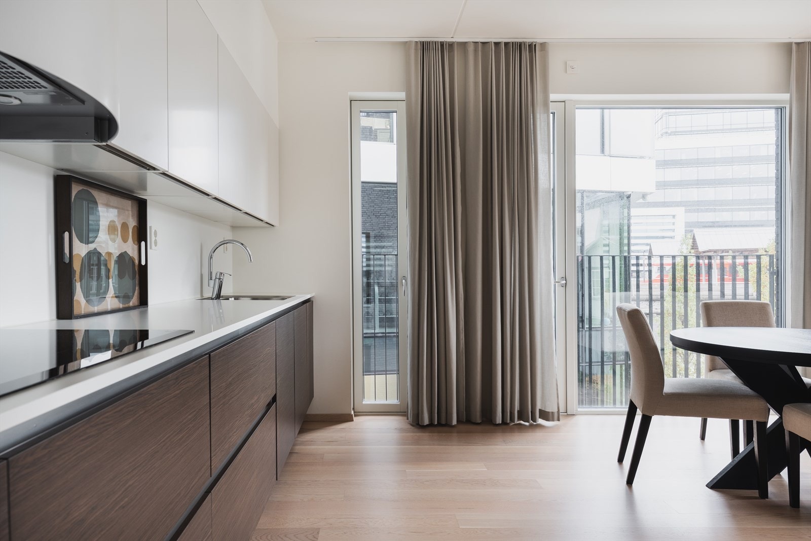 Stor og lys stue med åpen kjøkkenløsning Galleribilde