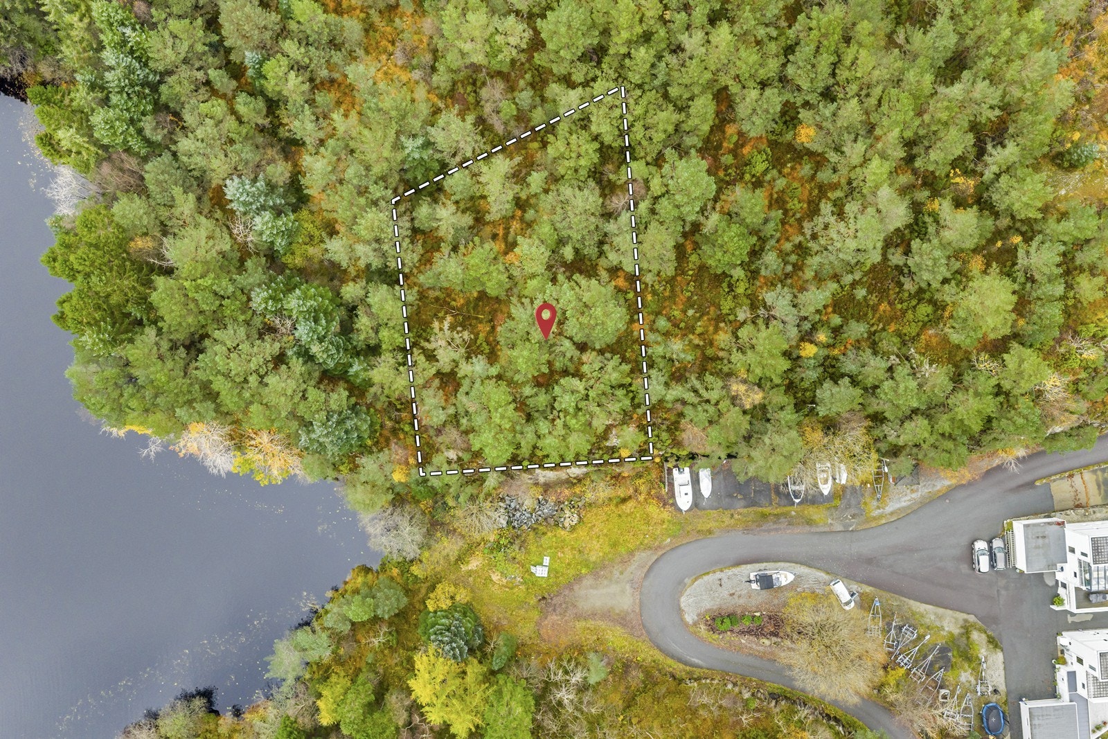 Tomten ligge på høydedrag i naturskjønne omgivelser Galleribilde