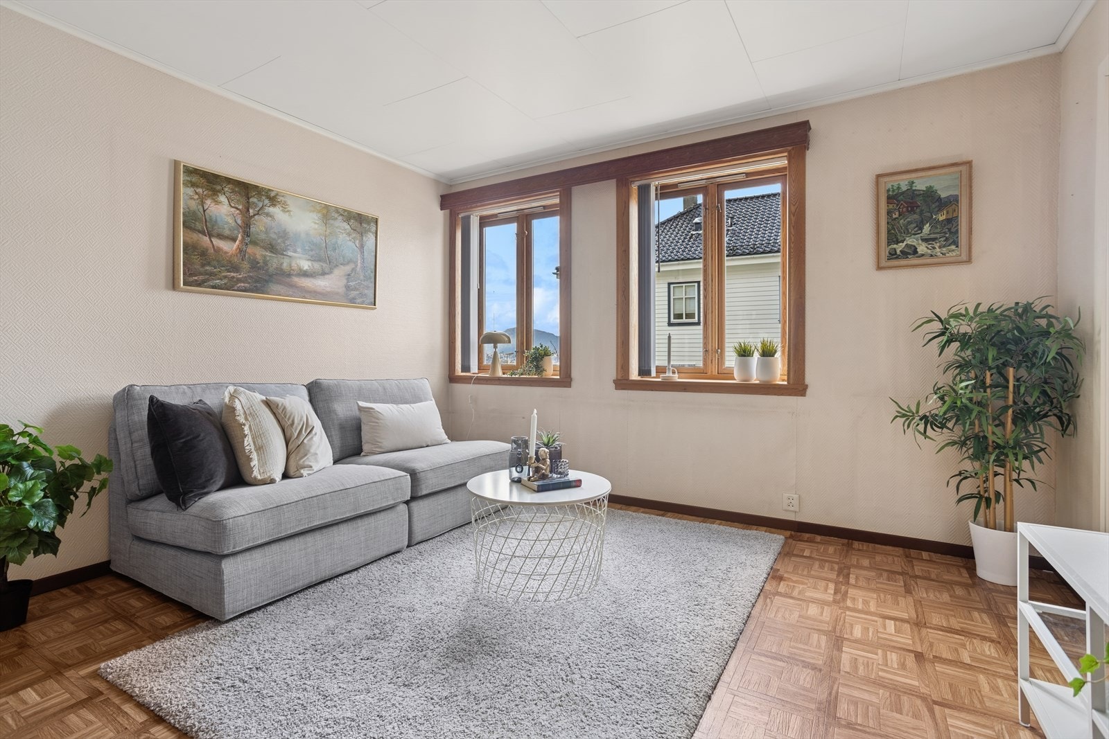 Romslig stue med god takhøyde og naturlig lys Galleribilde