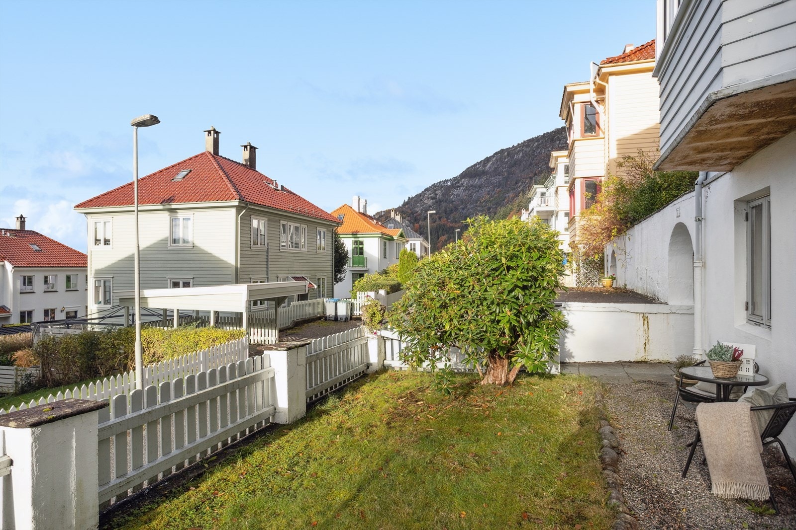 Hagen og leiligheten ligger høyt hevet over veien. Usjenert og tilbaketrukket. Galleribilde