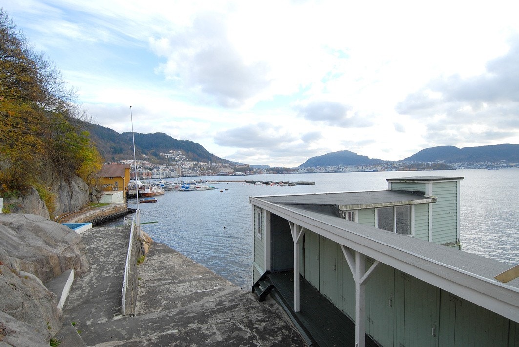Kort vei til flere badeplasser. Her fra Sandviken sjøbad i Gamle Bergen Galleribilde